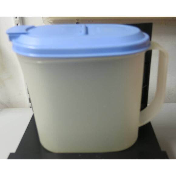 VINTAGE TUPPERWARE Drink Pitcher 1 Quart Clear with Blue Lid 2189 Juice Kitchen - Picture 1 of 9